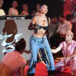Hande Yener Instagram - Bodrum @jolyybodrum #ft @caginkulacoglu Saç @mehmettiren Makyaj @akinstayn Fotoğraflar @kadirgures Dansçılar @izmirtenim @gulogluburcu @mertbalturk @efetankiz @toygun.klnc