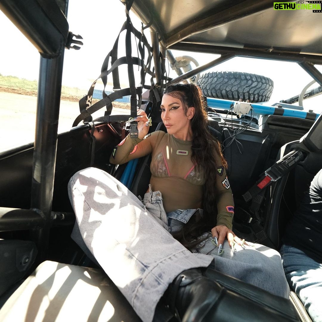 Hande Yener Instagram - Bazen buz,bazen eriyo hop arıyo geliyo Yönelmen @tepki Fotoğraflar @kadirgures
