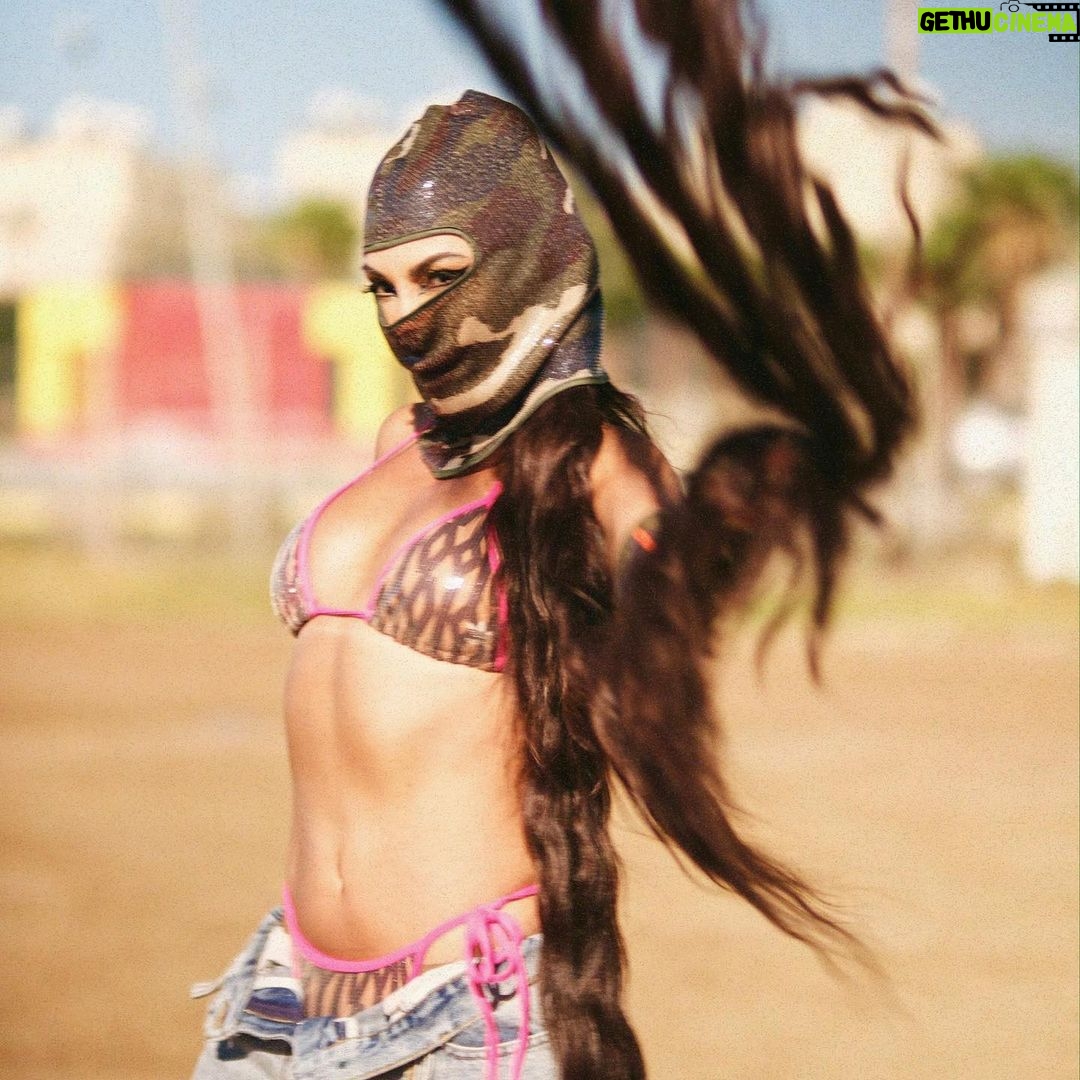 Hande Yener Instagram - Bazen buz,bazen eriyo hop arıyo geliyo Yönelmen @tepki Fotoğraflar @kadirgures