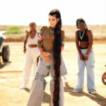 Hande Yener Instagram - Bazen buz,bazen eriyo hop arıyo geliyo Yönelmen @tepki Fotoğraflar @kadirgures