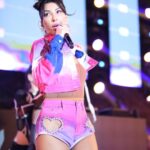 Hande Yener Instagram – Bodrum @jolyybodrum Konseri
Saç @mehmettiren 
Makyaj @akinstayn 
Kostüm @area 🩷🤍💙💎