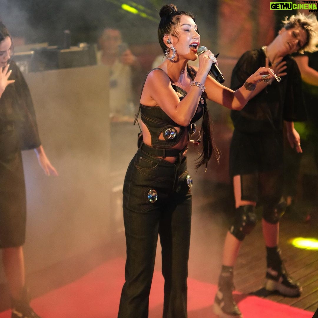 Hande Yener Instagram - Dün akşam Bodrum @jolyybodrum 🩷 #ft @caginkulacoglu Makyaj @akinstayn Saç @mehmettiren Kostüm @area