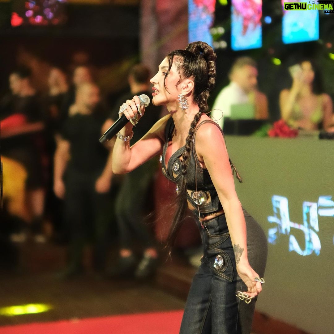 Hande Yener Instagram - Dün akşam Bodrum @jolyybodrum 🩷 #ft @caginkulacoglu Makyaj @akinstayn Saç @mehmettiren Kostüm @area
