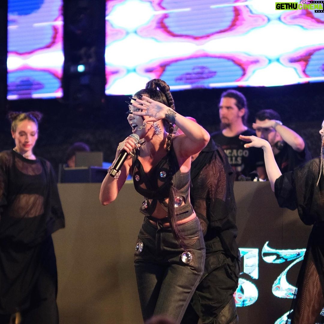 Hande Yener Instagram - Dün akşam Bodrum @jolyybodrum 🩷 #ft @caginkulacoglu Makyaj @akinstayn Saç @mehmettiren Kostüm @area