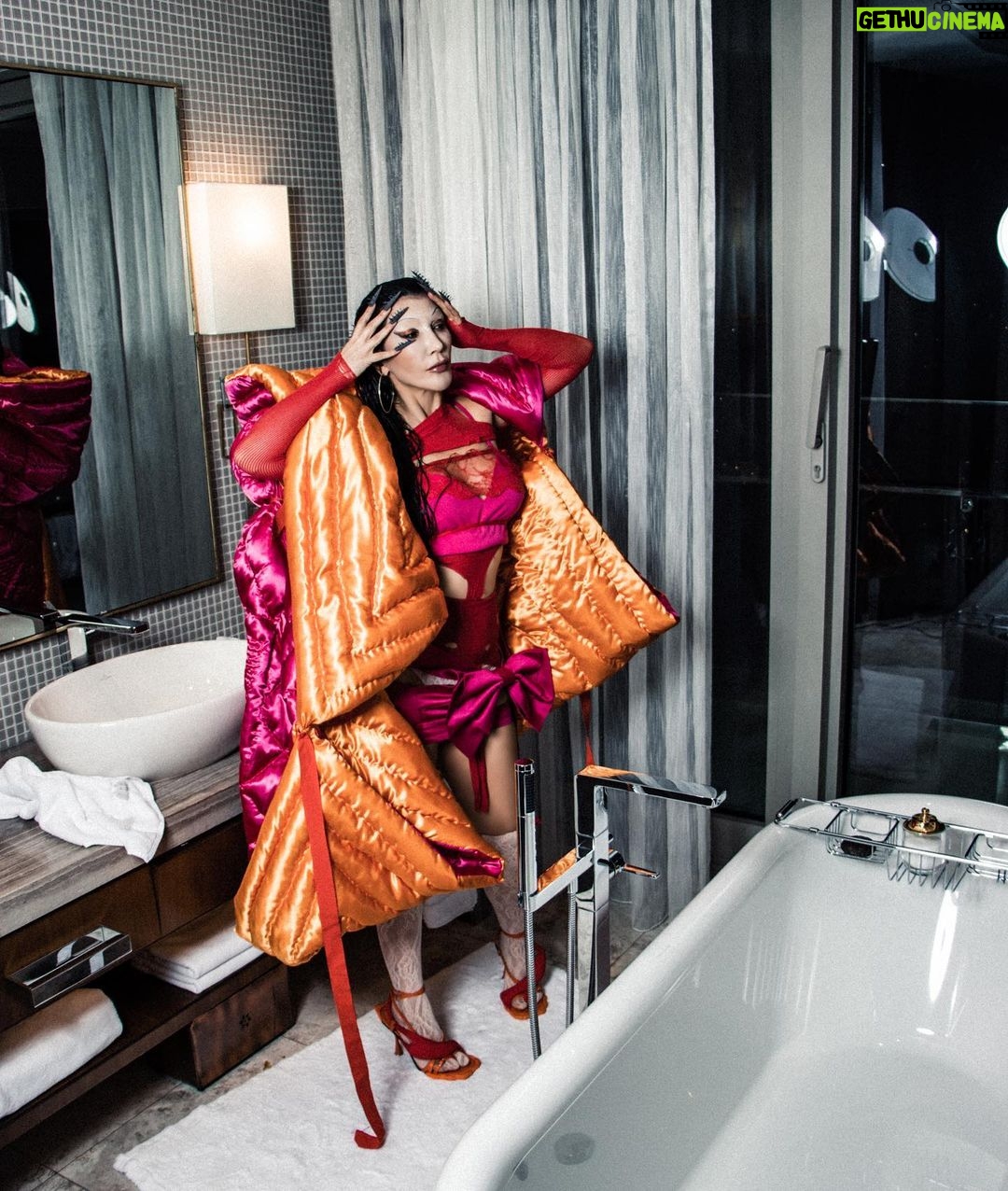 Hande Yener Instagram - Fotoğraflar @cesxcommercial Saç @mehmettiren Makyaj @akinstayn Styling @berkerkusku #afrodizyak #değmez
