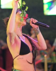 Hande Yener Instagram - Benden 1 tane daha yok 🫶🏻 @jolyybodrum