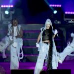 Hande Yener Instagram – Belki bir gün belki hiç bir zaman ⚡️
@kurucesmeacikhava
Orkestra
@umitkuzer
@arikansirakaya
@merttug
@batuakalin
@naztaskinbas
@idilagaoglu
Teknik
@alicanaliertas
@aktncyy
Işık
@mustafa.kap
Saç : @mehmettiren
Makyaj : @akinstayn
Kostüm : @geco_styling
Fotoğraflar : @kadirgures
Koreograf @mertbalturk
Dansçılar
@mertbalturk
@izmirtenim
@gulogluburcu
@katiaornella
@efetankiz
@toygun.klnc
@kaya.godfrey
@asenamiryan