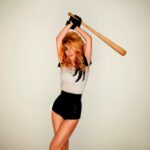 Hande Yener Instagram – Doğum günü mesajlarınız için sonsuz teşekkürler… Bizi çoooooook seviyorum … 💕☺️ Zaman hızla su gibi akıp geçiyorken,geçmişe dönüp baktığımda,bizim öyle çok anımız var ki,bir anın bile boşa geçmediğini biliyorum..Nice müzik dolu yıllar diliyorum bize 🧛‍♀️❤️ Benim tatlı ailem….🇹🇷 
Fotoğraflar @kemaldogulu 💞  #sopa