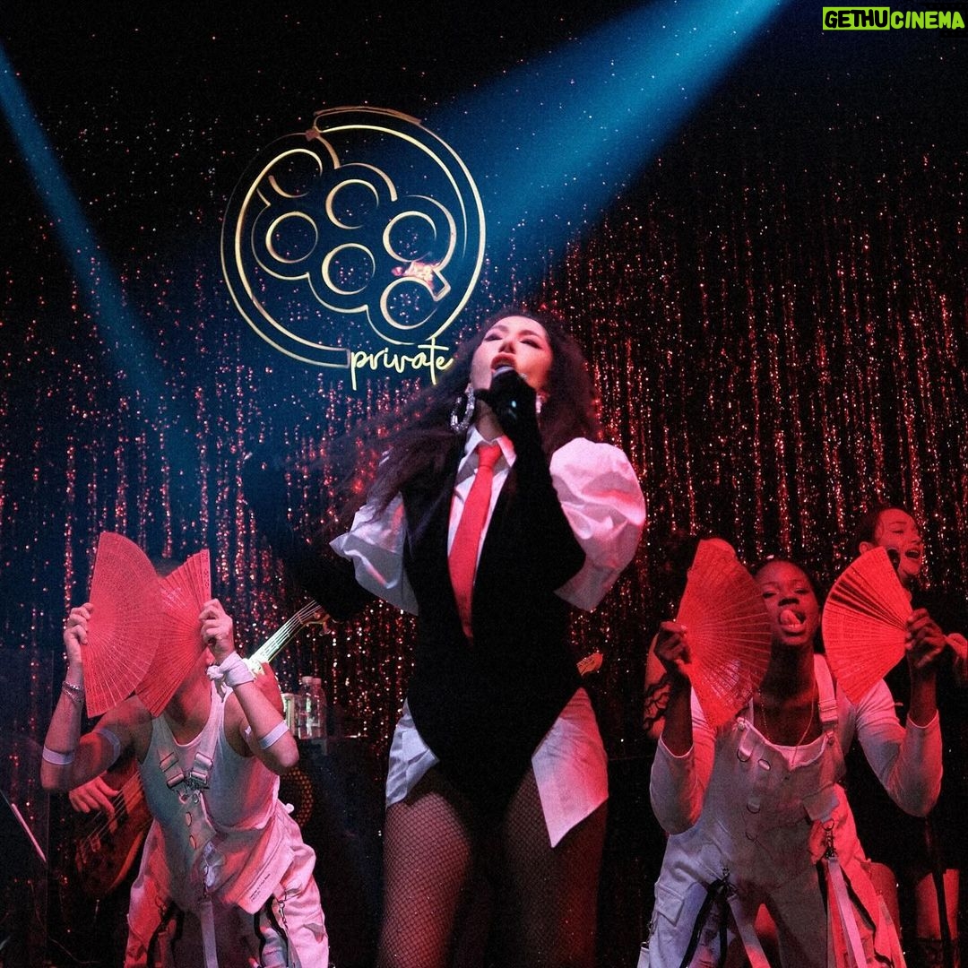 Hande Yener Instagram - Dün @888privateistanbul Konserinden @ergunyildiz 🤍 Orkestra @umitkuzer @arikansirakaya @merttug @batuakalin @ozansariboga @naztaskinbas @idilagaoglu Teknik @alicanaliertas @grozmusic Teknik @iskender_stage @cosskunakkus Menajer @omersinancandan Saç : @mehmettiren Makyaj : @akinstayn Kostüm : @hakanakkaya Fotoğraflar : @kadirgures Koreograf @mertbalturk Dansçılar @mertbalturk @izmirtenim @gulogluburcu @katiaornella @efetankiz @toygun.klnc @kaya.godfrey