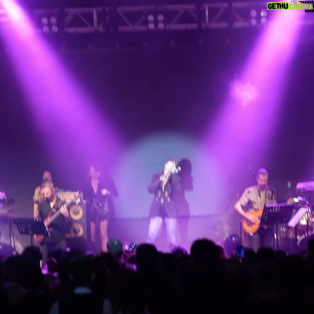 Hande Yener Instagram - Aura meselesi bu şekerim 🌟 Orkestra @umitkuzer @arikansirakaya @merttug @ozansariboga @naztaskinbas @idilagaoglu Teknik @aktncyy @grozmusic Işık @mustafa.kap Teknik @iskender_stage @cosskunakkus Menajer @omersinancandan Saç : @mehmettiren Makyaj : @akinstayn Kostüm : @muglerofficial Fotoğraflar : @kadirgures Koreograf @mertbalturk Dansçılar @mertbalturk @izmirtenim @gulogluburcu @katiaornella @efetankiz @toygun.klnc @kaya.godfrey Hilton Mall Of