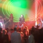 Hande Yener Instagram - Aura meselesi bu şekerim 🌟 Orkestra @umitkuzer @arikansirakaya @merttug @ozansariboga @naztaskinbas @idilagaoglu Teknik @aktncyy @grozmusic Işık @mustafa.kap Teknik @iskender_stage @cosskunakkus Menajer @omersinancandan Saç : @mehmettiren Makyaj : @akinstayn Kostüm : @muglerofficial Fotoğraflar : @kadirgures Koreograf @mertbalturk Dansçılar @mertbalturk @izmirtenim @gulogluburcu @katiaornella @efetankiz @toygun.klnc @kaya.godfrey Hilton Mall Of