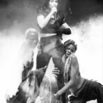 Hande Yener Instagram – 🤍
Saç : @mehmettiren 
Makyaj : @akinstayn 
Kostüm : @off____white @area 
Fotoğraflar : @kadirgures 
Orkestra 
@umitkuzer 
@arikansirakaya 
@merttug 
@ozansariboga 
@naztaskinbas 
@idilagaoglu 
Teknik 
@grozmusic 
@iskender_stage 
@cosskunakkus  @mesutbuyuksofuoglu 
Menajer @omersinancandan 

Koreograf @mertbalturk 
Dansçılar 
@mertbalturk 
@izmirtenim 
@gulogluburcu 
@katiaornella 
@efetankiz 
@toygun.klnc 
@kaya.godfrey 
#konser #onursan #hy 
@divankurucesme