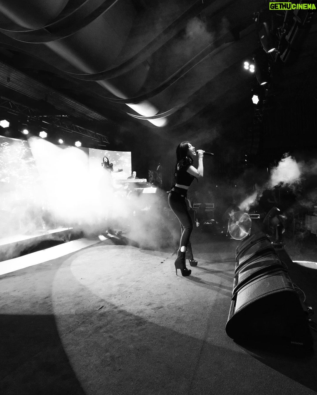 Hande Yener Instagram - 🤍 Saç : @mehmettiren Makyaj : @akinstayn Kostüm : @off____white @area Fotoğraflar : @kadirgures Orkestra @umitkuzer @arikansirakaya @merttug @ozansariboga @naztaskinbas @idilagaoglu Teknik @grozmusic @iskender_stage @cosskunakkus @mesutbuyuksofuoglu Menajer @omersinancandan Koreograf @mertbalturk Dansçılar @mertbalturk @izmirtenim @gulogluburcu @katiaornella @efetankiz @toygun.klnc @kaya.godfrey #konser #onursan #hy @divankurucesme
