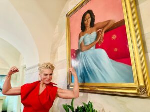 Hannah Waddingham Instagram - Never in my wildest dreams did I think I would stand under this picture @whitehouse  Humbled beyond belief. #armwrestlemrsO?! 🥰💙❤️