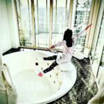 Hannah Waddingham Instagram - Thanks so much to the beautiful @thedorchester for always making us feel so welcome. The proper,Old Skool glamour of this hotel and its outstanding,attentive staff is truly second to none. To lovely Vaib and Richard who couldn’t have been more attentive,especially to my very excited little girlie,(excuse me telling her to get out of the way halfway through the vid!😂🙈🥰) with nothing being too much trouble for these wonderful,hard working chaps and to Callum for leading the pack with such charm,class and efficiency. Thank you my friends. 🙏🏻❤️ The Dorchester Mayfair