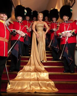 Hannah Waddingham Instagram - @RoyalVarietyPerformance 2023 went OFF!! It’s on tonight - ENJOY!! ❤️ Singing my version of O Holy Night from my Christmas Special ‘Hannah Waddingham - Home For Christmas’ @AppleTV  AND look out for a fabulous little known singer called @Cher 😉 I think the future looks bright for her, she’s great! #Icon 😜 

📸 @josephsinclair
