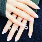 Hannah Waddingham Instagram - How could I forget to thank the nail ninja that is @lucytuckernails for making me feel Foxy Cleopatra for the @criticschoice awards!?! Check her out on Insta guys. She’s the bollocks and doesn’t use any of that nasty drill shizzle. Love ya Tucker! Xxx Rosewood London