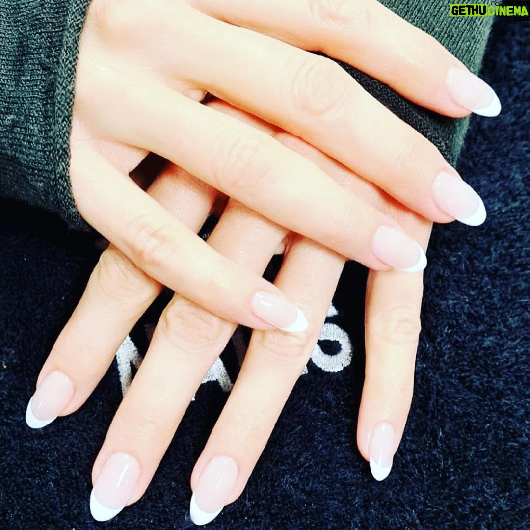 Hannah Waddingham Instagram - How could I forget to thank the nail ninja that is @lucytuckernails for making me feel Foxy Cleopatra for the @criticschoice awards!?! Check her out on Insta guys. She’s the bollocks and doesn’t use any of that nasty drill shizzle. Love ya Tucker! Xxx Rosewood London