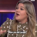 Hannah Waddingham Instagram - Wwwwwhat the hell is going on this year-uh!?! ☺️ So thrilled out of my MIND to be asked onto @kellyclarksonshow and spend time with @kellyclarkson (mind blown) and the ridiculously mesmerising @hitrecordjoe and the gorgeous @tiamowry! Bliss.Thanks so much too to my goddess stylist @cristinaehrlich and @bridgetblacksten for ALWAYS making me feel bowmchicawowow!😂🥰 and the totally delicious @stephensollitto & @dickycollins for my perfect hair and make-up. Jeeeeesus this glam team know what they’re doing and then some, but most importantly just such a pleasure to hang out with these funny,silly,caring human beings for the whole @iemmys week. More to follow on THAT! I feel very spoilt! ❤️ The Kelly Clarkson Show