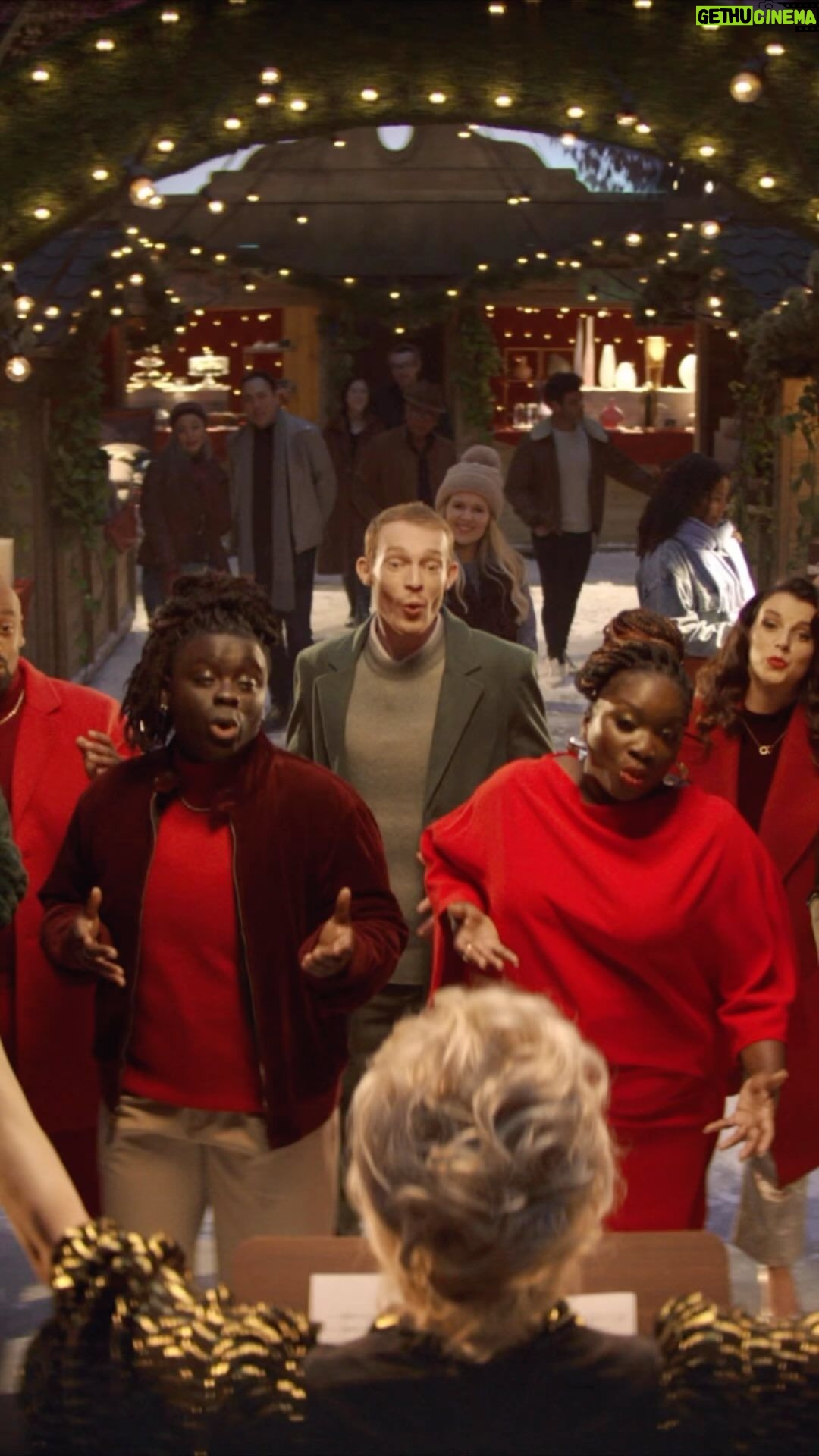 Hannah Waddingham Instagram - #Ad So pleased to be conducting the @Baileysofficial seasonal campaign this year, bringing all sorts of festive deliciousness! πβ¨ Gorgeous Baileys cocktails, Christmas spirit and of course, the fabulous carols from the @goldvocalcollective - conducted by me(ish!) ππΆ βTis the season toβ¦β¦.BAILEYS!!!!πΈ #Baileys #TisTheSeason #Christmas #Pleasedrinkresponsibly #Over18sOnly ππβ¨β¨βοΈβοΈπ