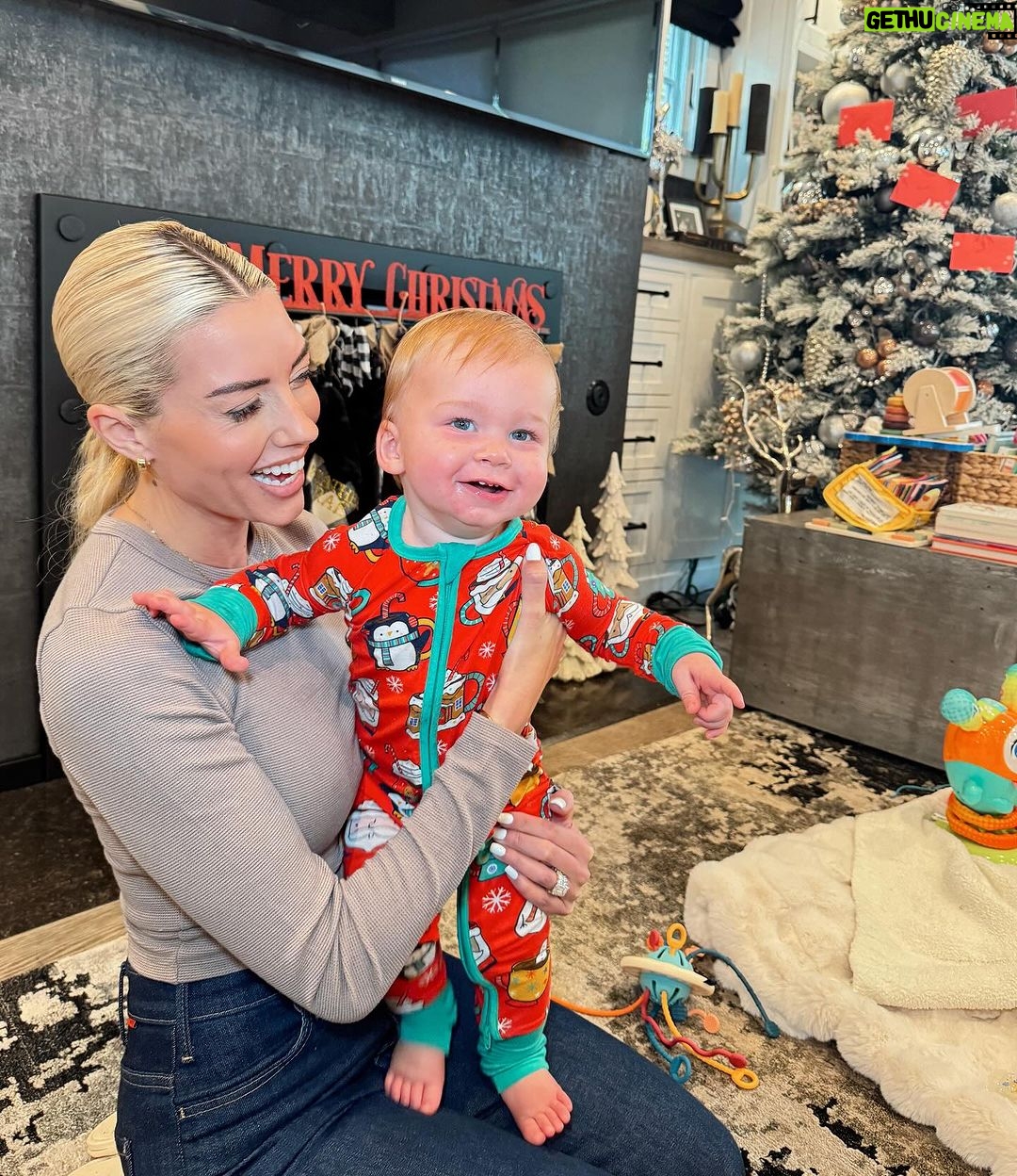 Heather Rae El Moussa Instagram - Merry Christmas Eve from me & the best gift I’ve ever gotten 🤍 Don’t know how @therealtarekelmoussa’s going to top this one… 🤪 Newport Beach, California