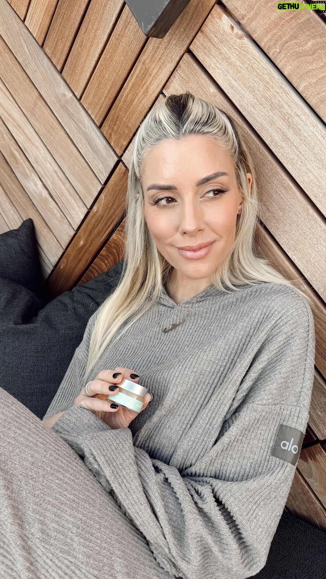Heather Rae El Moussa Instagram - If I love something then I take it with me EVERYWHERE I go 😆 I take my @renskincare Evercalm Overnight Recovery Balm with me in my bag, my baby bag, one in our bathroom + I even have one in my toiletry bag but I promise it’s for a good reason !! This balm keeps my skin barrier strong + so hydrated- I have SUCH sensitive skin + I’m really picky about what I put on it but this prevents transepidermal water loss 🤍 If you’re looking for a barrier repair balm, this one is incredible and good for eczema prone, dry or sensitive skin + suitable for pregnant/lactating women and even babies 🫶🏻 Plus it’s so easy, you can get it straight from @amazon so click the link in my bio or my stories and if you want me to share more products that are good for sensitive skin let me know - I have so many :) Newport Beach, California