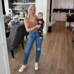 Heather Rae El Moussa Instagram - In my mom jeans 😛🤍 Back home & back to our routine - one thing about me is I’m a perfectionist and I love a routine. Skincare, self-care, daily, workout, whatever it is I feel like I have a routine for everything (and I love it 😆) Anyone else have a routine they look forward to doing? If you do, share below 🫶🏻 Newport Beach, California
