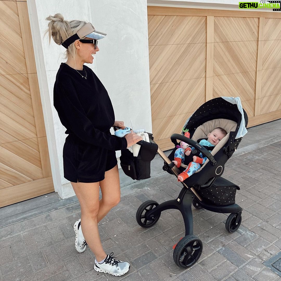Heather Rae El Moussa Instagram - Embracing my most natural self while always working on improving š¤ Mom life has been a lot about getting āme timeā in where I can- workouts that used to be in yoga studios or running on the streets of Newport are now in the middle of our living room, weights have been replaced with holding Tristanš, and different pieces of furniture have become workout machines. My mindset is get it in when I can where I can and thatās been whatās working for me plus T loves our workouts, he giggles the entire time š„¹ Newport Beach, California