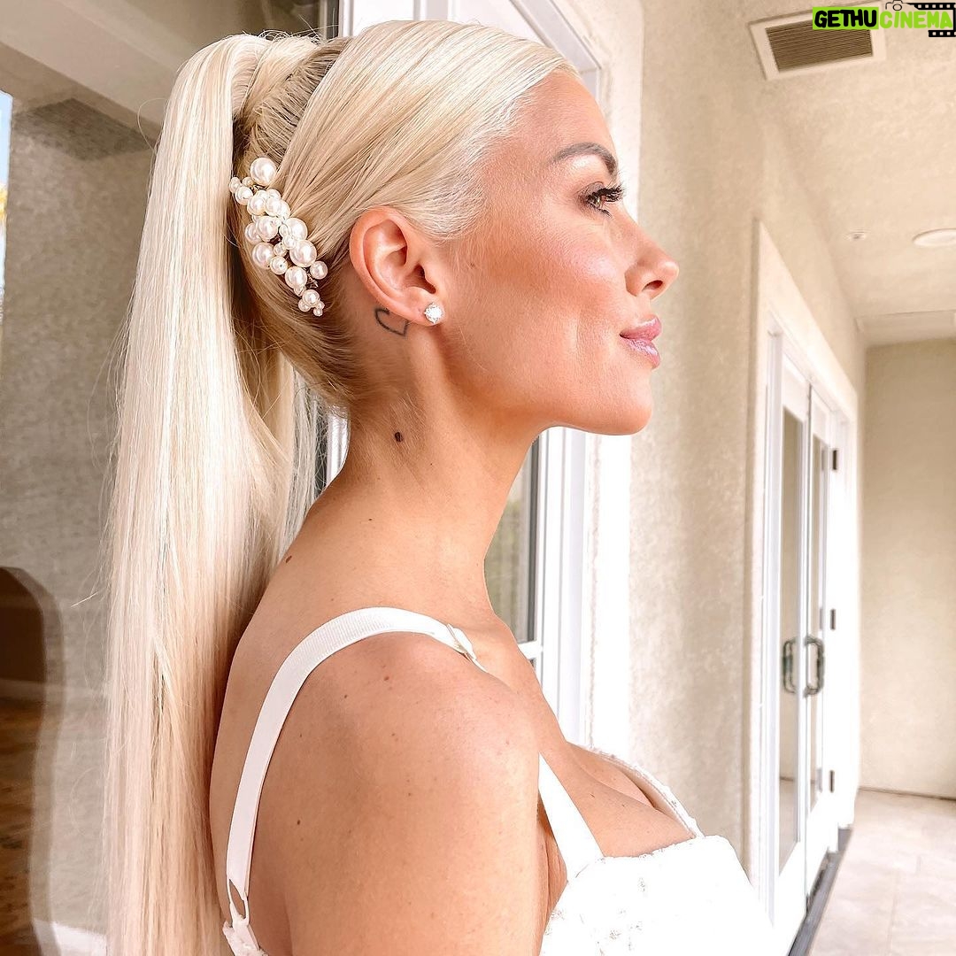 Heather Rae El Moussa Instagram - Back to short hair (used my old hair as my inspo pic 😆💗) I feel like I always go through phases with my hair so I want to know- which one is your favorite??