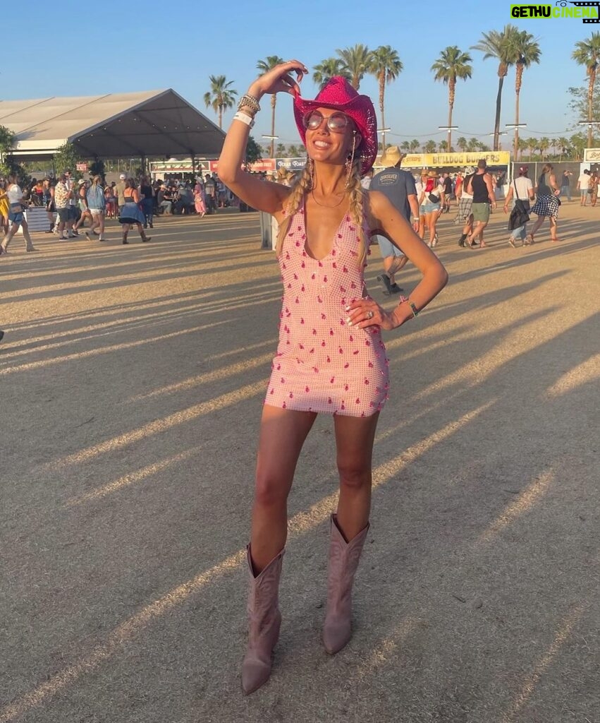 Heather Rae El Moussa Instagram - #tbt to a wild Wild West weekend at Stagecoach. Do you think I should bring back my cowgirl era? 🤠🩷✨ Stagecoach Festival