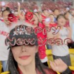 Heize Instagram - 일어났는데 목이 .. 다리가 . . 🪽♥️♥️ 올해 못 뛴 거 다 뛴 듯 ㅎ 오랜만에 관객석에서 본 박재상 오라버니의 무대 위 모습 감격 감동이었습니다., 본 적 없는 스케일 ..본 적 없는 관객들…….. 오늘 올나잇 가시는 분들 좋은 의미로 각오 단단히 하세요 !!! 같이 놀아준 뒷자석 칭구들 고먑.. 🫶 #싸이 #올나잇스탠드2023 #흰눈싸이로 #뛰어 @42psy42 최성욱 아니고 최성우 아니고 최서우 아니고 #최서욱 🤍 “맠!!!!!!” 🔊 미쳐라