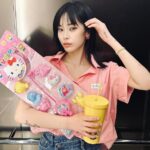 Heize Instagram - 와하하 💘 많이 웃고 즐거웠어요 #협성대학교 가로수길에서 마주친 희정 혜림 ~ 🧡 영수씨 키티 낚시놀이 🧢 냅다 오늘 매고 온 것으로 추정되는 가방을 제게 주신 윤병님 💼 가방 안에 소지품들이 꽤 있어서., 무대 후 다시 돌려드렸어요 ••• (가진 모든 걸 다 주시려 했던 그 마음 잘 받았어요 감사해요..ㅋ ㅋ 💘) 오늘 노래도 얘기도 많이 할 수 있어서 참 좋았어요 💫 감사합니다 모두 잘 자요 ~~~~~ p.s 집에 오자마자 키티낚시놀이 삼매경