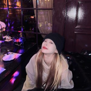 Heize Instagram - 삼키지도 못 하고 뱉을 술… 발렌타인 데이라고 ^^.. 우리 다음에는 오전 11시쯤 놀이공원 같은 데서 만나까 💗💜💜✨🎟️💗💜✨💗🎡✨🎠💗💜 @sumigeem 💝