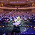 Heize Instagram - 저의 첫 단독 콘서트가 막을 내렸습니다. 🎊 제 인생에 새로운 이력이 추가되었네요. 첫날 첫 곡을 부르기 직전, 긴장감으로 인해서일까 갑자기 모든 게 낯설고 아무런 준비가 되지 않은 것 같은 기분이 들었어요. 마음을 가다듬고 몇 번의 심호흡을 하다 보니 리프트가 올라갔고, 흘러가는 시간의 파도 위에서 준비한 노래들을 들려드리고 눈을 마주치고 이야기 나누다 보니 마지막 날 마지막 곡을 부르고 있는 저를 만나게 되었습니다. 그렇게 보내온 총 9번의 주말이 저를 얼마나 성장시켰을지 기대됩니다. 누구보다 제가 잘 해내길 바라는 마음으로 바라봐주시던 응원의 눈빛들 모두 저의 마음에 잘 와서 닿았습니다 감사합니다. 함께한 모든 분들! 예전부터 약속한듯 Heize City에 모여주셔서 감사드리고, 만나서 반가웠습니다. 언제 어디서든 행복하세요 🎁🤍♥️💝 p.s 생일에 대구까지 달려와서 축하해주시고 무대 빛내주신 싸이오빠 감사합니다.. 생일 축하드려요오오오 💗 @42psy42 #HeizeCity #Daegu