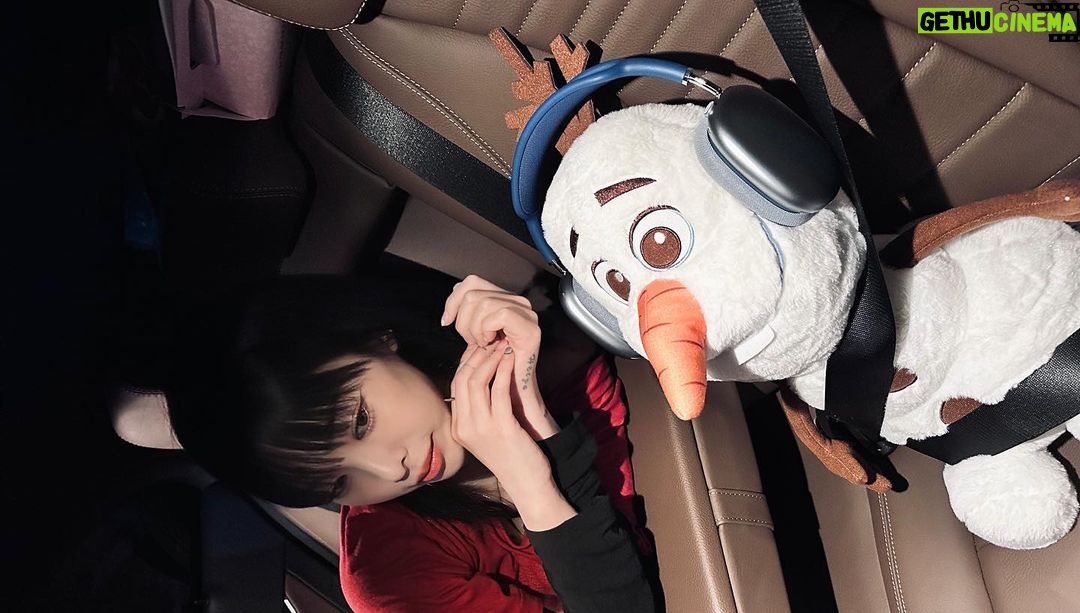Heize Instagram - 해 질 무렵 만난 #건양대학교 🌅✨🧡 너무너무 반가웠어요 ㅎ ㅎ 소희씨 위돈톡투게더 불렀어요 저 ••• 올라프 선물해 주신 재도님 감사해요오 제가 이제 얘 옆자릴 지켜줄 거예요… ☃️ 모두 행복한 밤 되세요 !!