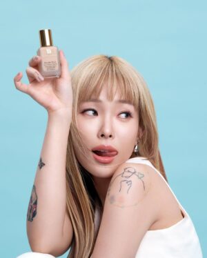 Heize Instagram - #광고

ESTEELAUDER X Heize ✨🖤✨✨🖤🖤✨🖤

에스티로더(@esteelauderkr)와 함께한 다채로운 더블웨어룩이예요. 

저에게 더블웨어파운데이션은,
낮에도 밤에도 나의 모습에 자신감을 더해주는 아이템이기에
여러분들께 이렇게 소개할 수 있어서 기뻐요 🖤🖤🖤

다양한 제품들 에스티로더 공식 사이트에서 확인하실 수 있어요!

#에스티로더#DoubleWear #MyDoubleWearStory
#더블웨어파운데이션

@esteelauderkr