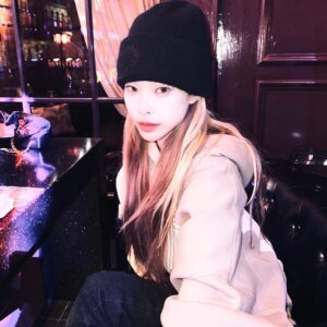 Heize Instagram - 삼키지도 못 하고 뱉을 술… 발렌타인 데이라고 ^^.. 우리 다음에는 오전 11시쯤 놀이공원 같은 데서 만나까 💗💜💜✨🎟️💗💜✨💗🎡✨🎠💗💜 @sumigeem 💝