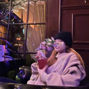 Heize Instagram - 삼키지도 못 하고 뱉을 술… 발렌타인 데이라고 ^^.. 우리 다음에는 오전 11시쯤 놀이공원 같은 데서 만나까 💗💜💜✨🎟️💗💜✨💗🎡✨🎠💗💜 @sumigeem 💝