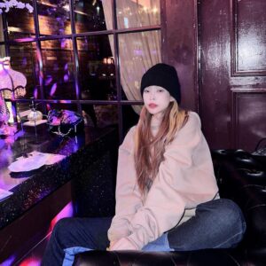 Heize Instagram - 삼키지도 못 하고 뱉을 술… 발렌타인 데이라고 ^^.. 우리 다음에는 오전 11시쯤 놀이공원 같은 데서 만나까 💗💜💜✨🎟️💗💜✨💗🎡✨🎠💗💜 @sumigeem 💝