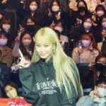Heize Instagram - Heize City 가슴 떨리는 첫 날.. 저의 첫 단독 콘서트, 그 설레는 처음을 함께 열어주시고 한편으로 같이 떨렸을 마음으로 끝까지 지켜봐 주신 모든 분들 감사합니다. (그리고 이 소중한 단체사진에서.. 제가 가린 단 한 사람이 저의 친오빠여서 정말 다행입니다…) #헤이즈 #데뷔9년차 #첫 #단독콘서트 #HeizeCity #첫날