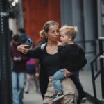 Hillary Vanderosieren Instagram – Quand ton mari fais le paparazzi 📸🤷‍♀️
#Street #Nyc #Ny #usa #family Soho, Manhattan