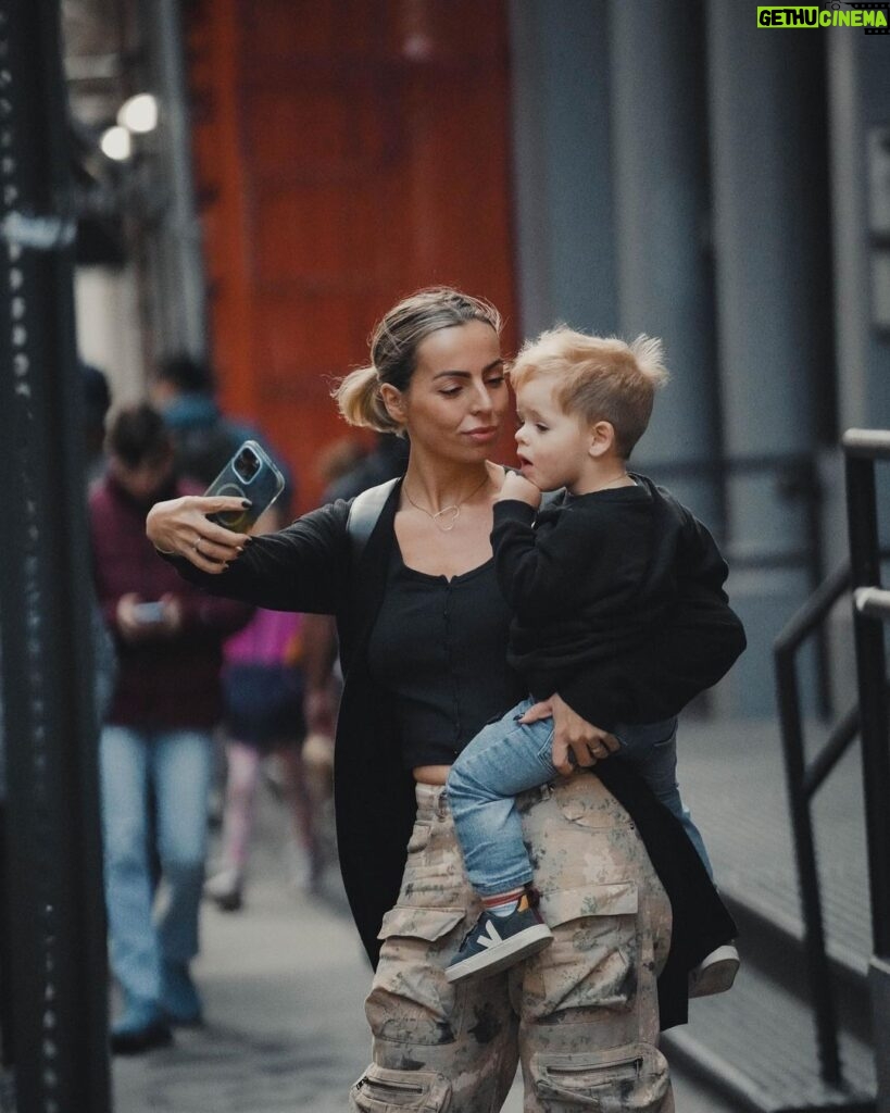 Hillary Vanderosieren Instagram - Quand ton mari fais le paparazzi 📸🤷‍♀ #Street #Nyc #Ny #usa #family Soho, Manhattan