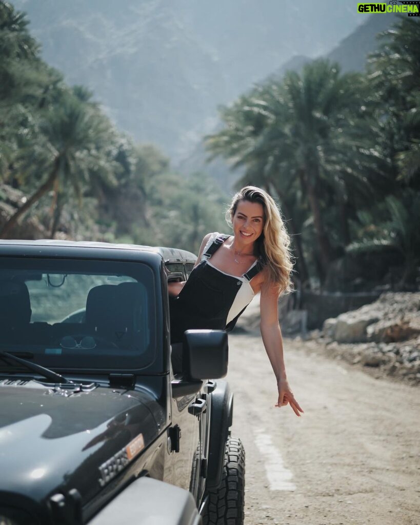 Hillary Vanderosieren Instagram - Little road trip in UAE 🇦🇪 En ce moment avec @gioboyparis on adore prendre la voiture et partir découvrir les beaux endroits aux émirats. Et oui la nature existe même ici 😅 on se croyait dans Jurassic Park 🦖 le temps d’un instant lol. UAE الإمارات العربيّة المتّحدة