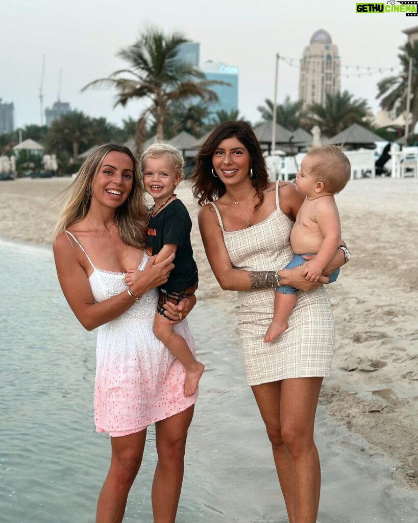 Hillary Vanderosieren Instagram - Quel bonheur d’avoir dans sa vie une famille aussi unie. Je vous le souhaite à toutes… et je me le souhaite aussi un peu ❤ The Westin Dubai Mina Seyahi Beach Resort & Marina