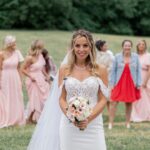 Hillary Vanderosieren Instagram - Le fameux lancé de bouquet 💐 et quel lancé 😂😂😂 j’ai cassé ma bretelle et mes copines se sont clairement battu pour l’attraper 😂 Une tradition tellement importante 🥹 Merci à toutes les filles qui ont participé et bravo à @alli_allice qui a attrapé le bouquet et qui doit se marier à la fin de l’année 😂 Dress by @contessadubai Wedding planner @melissawilpotte ♥️