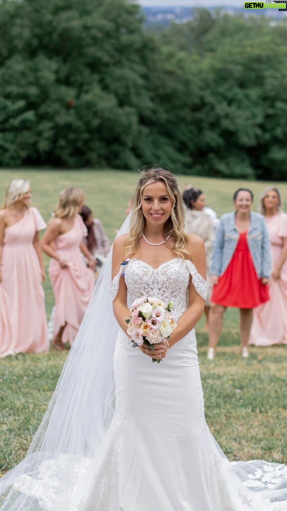Hillary Vanderosieren Instagram - Le fameux lancé de bouquet 💐 et quel lancé 😂😂😂 j’ai cassé ma bretelle et mes copines se sont clairement battu pour l’attraper 😂 Une tradition tellement importante 🥹 Merci à toutes les filles qui ont participé et bravo à @alli_allice qui a attrapé le bouquet et qui doit se marier à la fin de l’année 😂 Dress by @contessadubai Wedding planner @melissawilpotte ♥