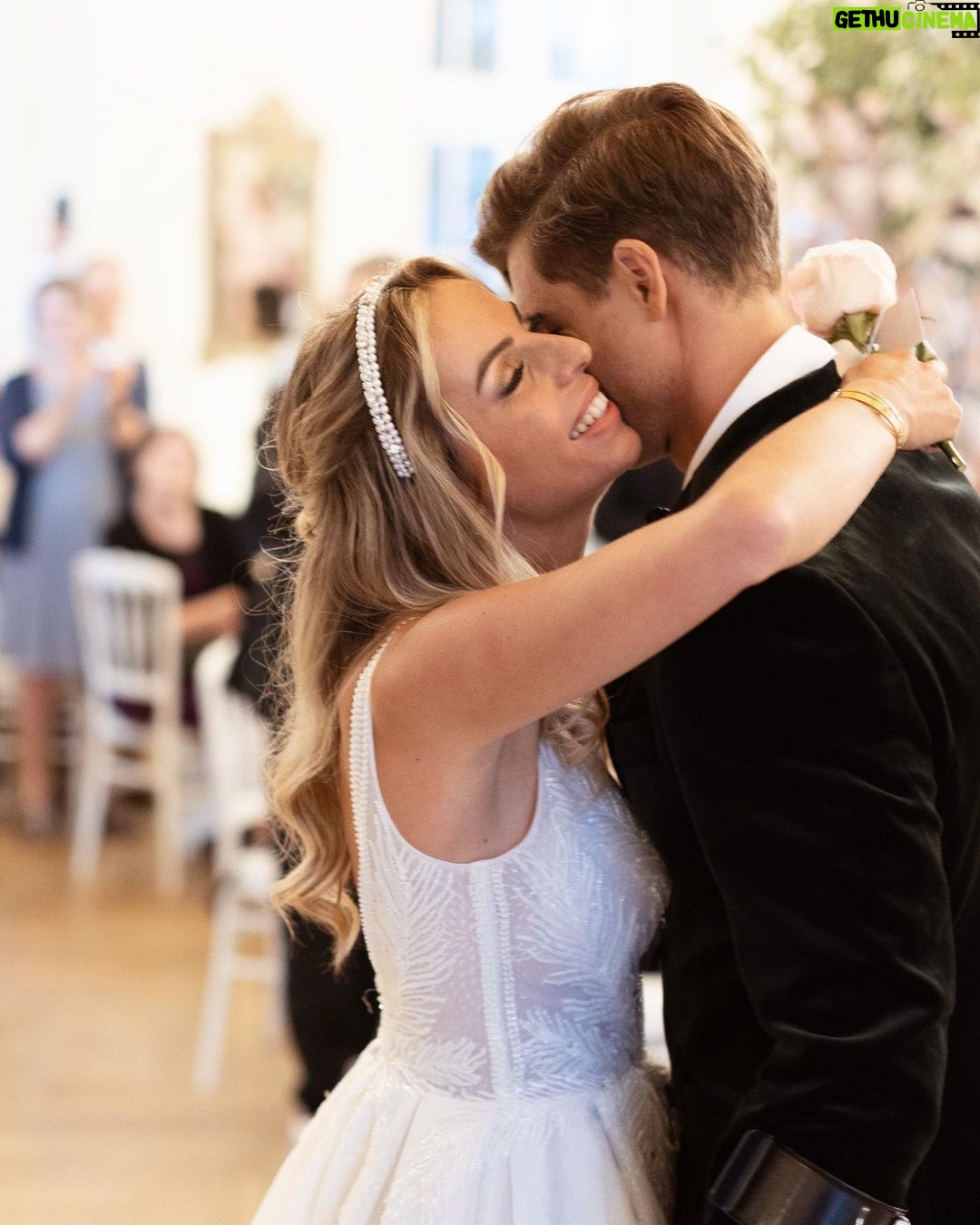 Hillary Vanderosieren Instagram - Hâte de vous dévoiler mon mariage en intégralité très prochainement 🤩 Une enooooooorme surprise a vous dévoiler 😍 Wedding planner : @melissawilpotte Photographe : @cesarem.photography