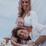 Hillary Vanderosieren Instagram - C’était nos 4 ans mais aussi ton accident.. 😰 une histoire qui a de nouveau chamboulé nos vies. Te voilà de retour à la maison pour le plus grand bonheur de toute la famille. Dans notre malheur tu as eu de la chance 🙏🏼 Mais bravo à toi super papa d’avoir sauvé notre petit chien 🐶 Notre mariage est dans quelques jours … nous sommes pas sûr de la suite des événements … allons nous pouvoir prendre l’avion … allons nous pouvoir assister à notre mariage 💒🙏🏼 rendez-vous lundi pour les résultats des docteurs. Une année particulière pour nous mais on reste fort et soudé 🫶🏼 l’essentiel c’est qu’on soit tous là aujourd’hui à se battre tous ensemble 🙏🏼