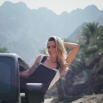 Hillary Vanderosieren Instagram - Little road trip in UAE 🇦🇪 En ce moment avec @gioboyparis on adore prendre la voiture et partir découvrir les beaux endroits aux émirats. Et oui la nature existe même ici 😅 on se croyait dans Jurassic Park 🦖 le temps d’un instant lol. UAE الإمارات العربيّة المتّحدة