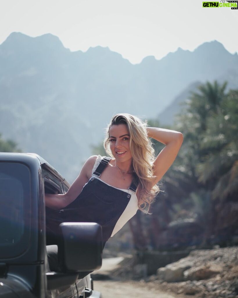 Hillary Vanderosieren Instagram - Little road trip in UAE 🇦🇪 En ce moment avec @gioboyparis on adore prendre la voiture et partir découvrir les beaux endroits aux émirats. Et oui la nature existe même ici 😅 on se croyait dans Jurassic Park 🦖 le temps d’un instant lol. UAE الإمارات العربيّة المتّحدة